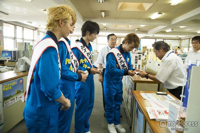 名刺交換をするTo-i