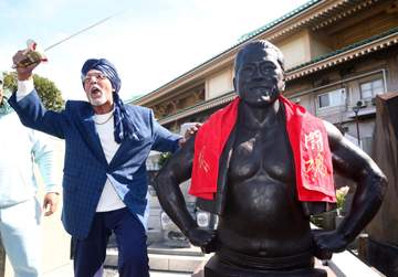82歳タイガー・ジェット・シン、宿敵アントニオ猪木さん墓参りで感慨「いつも近くにいる」14年ぶり来日、プロレス界に一家言「WWEのようなドラマではなく本物のファイトを」