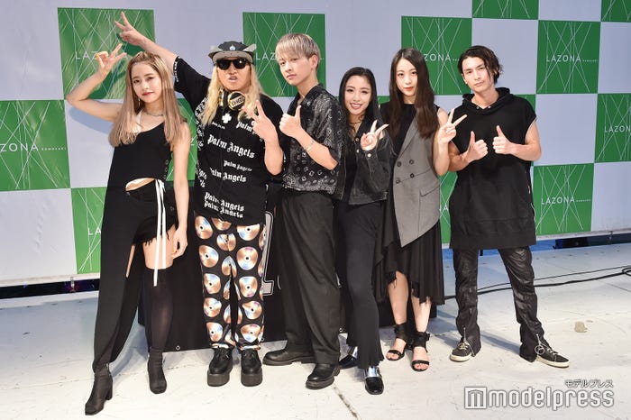 左より:hibiki、DJ KOO、佐藤友祐、honoka、moca、小見山直人 (C)モデルプレス