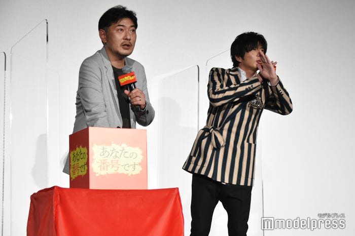 佐久間紀佳監督が引いた座席番号「K-23」が不在で「本当にいない?」と確認する田中圭(C)モデルプレス