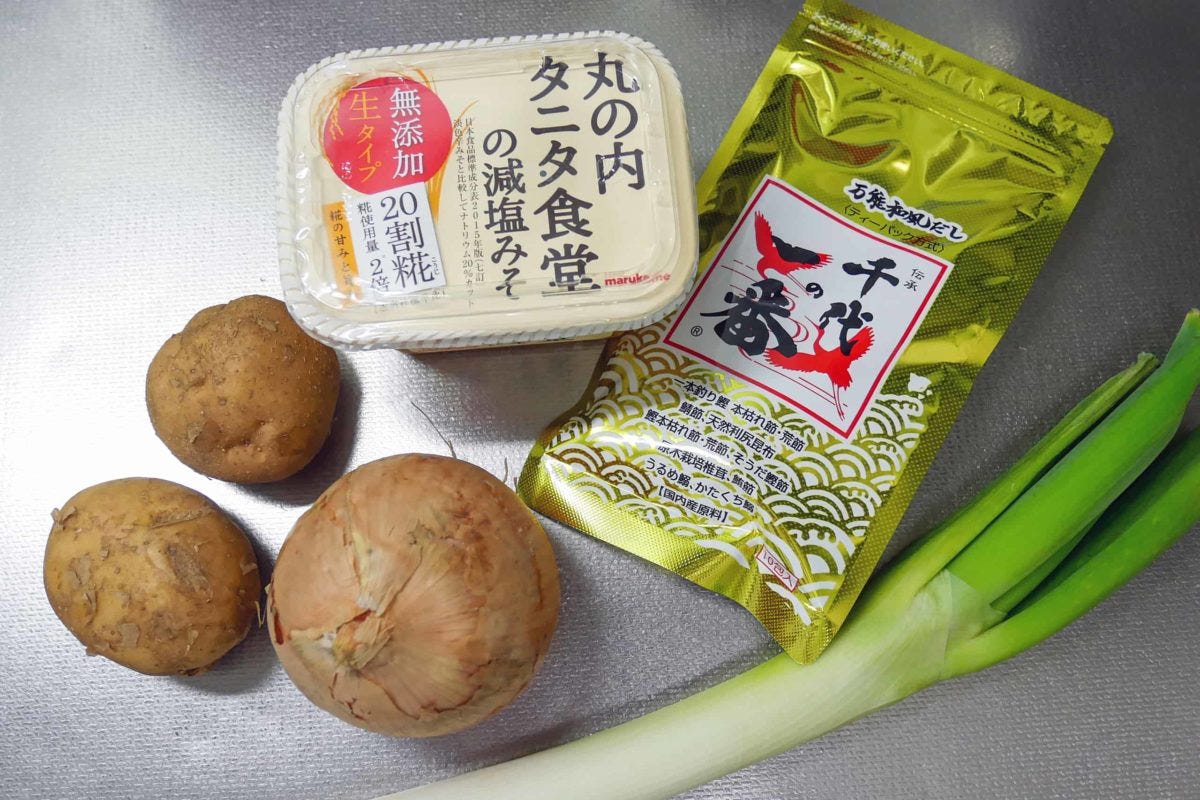 じゃがいもと玉ねぎの味噌汁