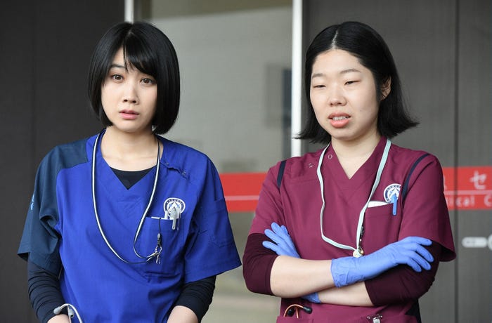 松本穂香、うらじぬの/「病室で念仏を唱えないでください」第6話より(C)TBS