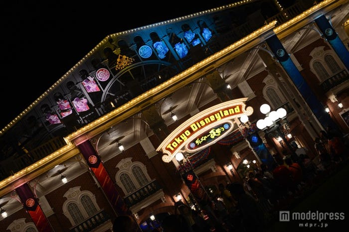 夜のエントランス