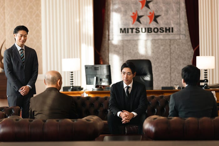 戸次重幸、高橋克実、小泉孝太郎、鈴木浩介「スタンドUPスタート」第2話より(C)フジテレビ