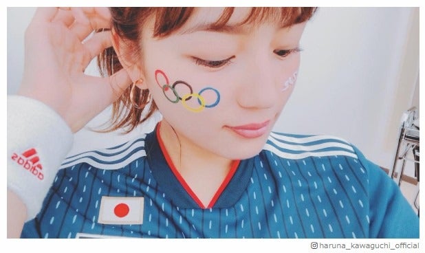 川口春奈、サッカーW杯ユニフォーム姿で応援 日本代表選手に「言葉が出てこない」