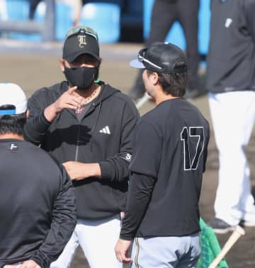 阪神 伏見寅威と日本ハム・新庄監督がグラウンドで再会！OP戦前の練習中に 島本との交換トレードで移籍