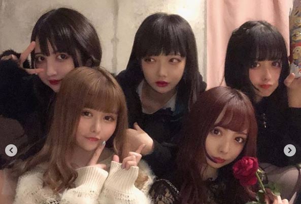 少年院出身アイドル”戦慄かなの、所属するZOCメンバーも凄い 整形直後にライブ参加で「糸ついてる」 - モデルプレス