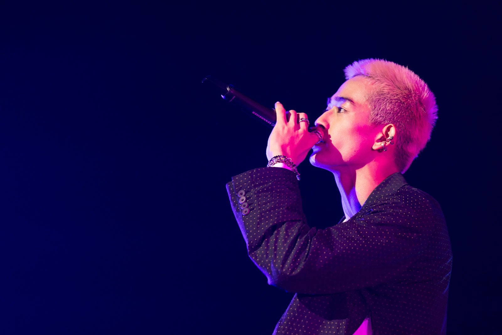 「虹／Aqua Timez」を披露する桑山隆太／WATWING（提供写真）