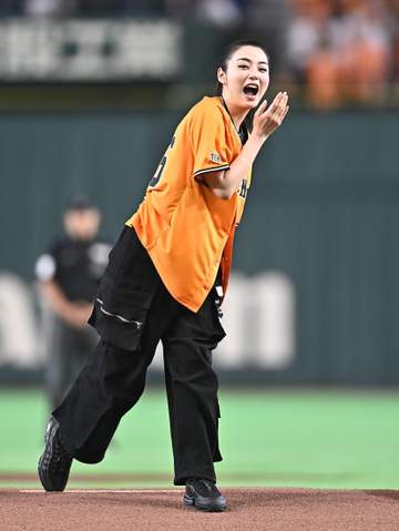 池田エライザが始球式 ポニテ揺らして投球も大暴投「あちゃー」と苦笑い