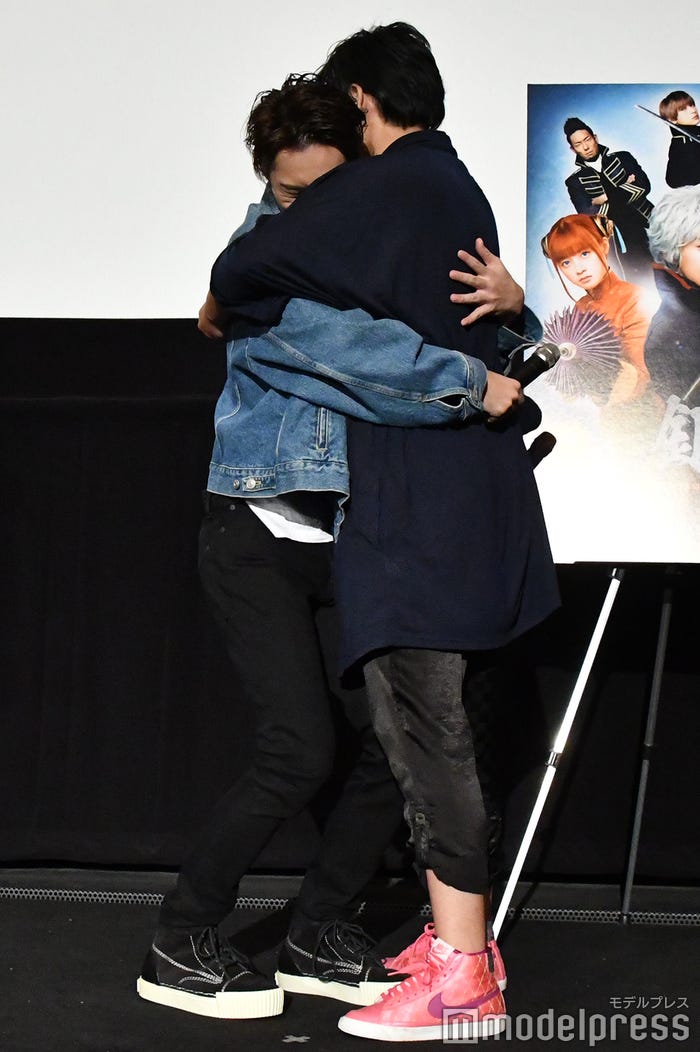 涙する戸塚純貴を太田哲治が抱きしめる (C)モデルプレス