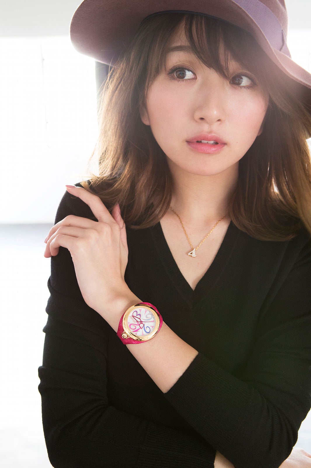 Necklace￥118,000（税込）、Watch￥140,400（税込）／ともにGaGa MILANO、帽子、ニット／ともに私物（C）TOPLOG