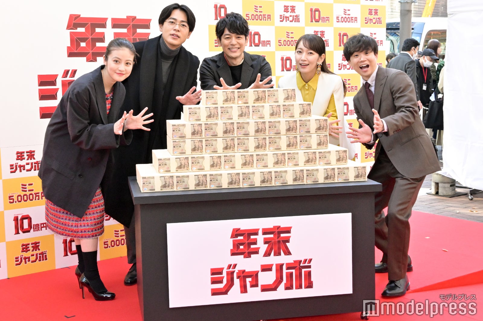 （左から）今田美桜、成田凌、妻夫木聡、吉岡里帆、矢本悠馬 （C）モデルプレス