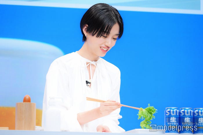 おつまみを作る河合優実(C)モデルプレス