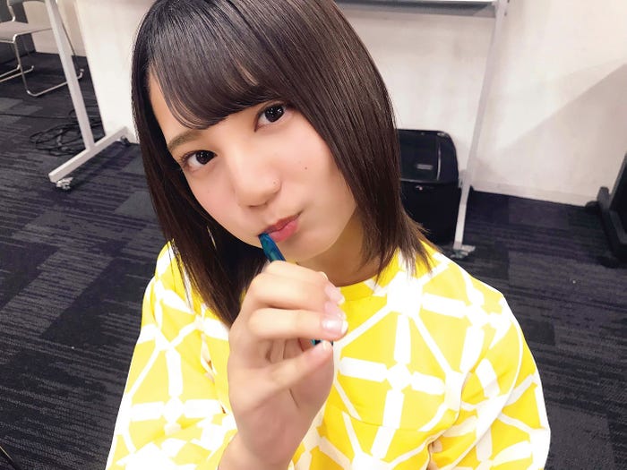 楽屋でハミガキ中の小坂菜緒(撮影:潮紗理菜)/提供写真