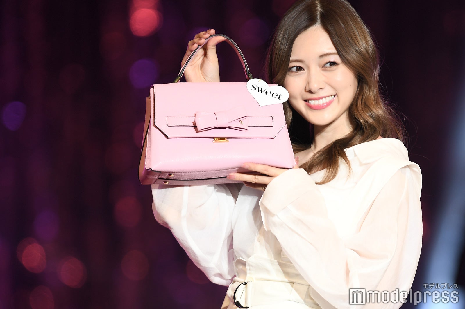 乃木坂46白石麻衣、オールホワイトコーデが大人可愛い！歓声にニッコリ