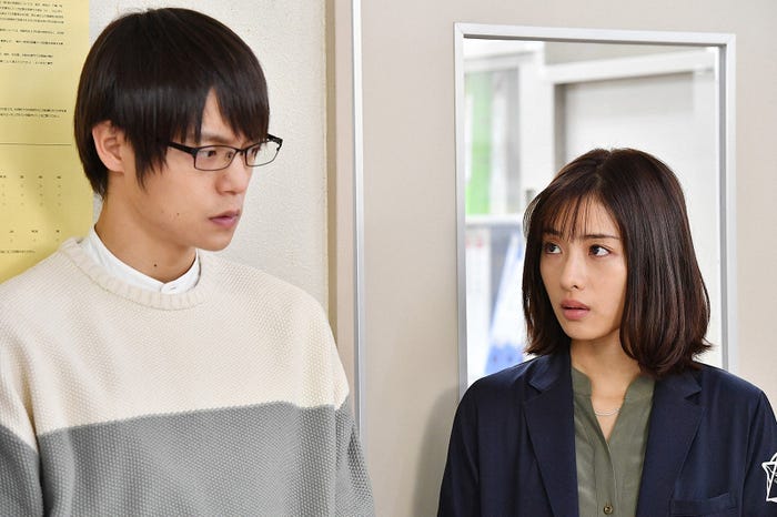 窪田正孝、石原さとみ/「アンナチュラル」第7話より(C)TBS