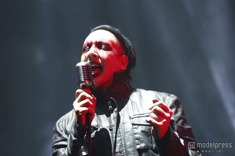マリリン・マンソン『サマソニ』で聖書を燃やして客席ウォーク　圧倒的演出で会場を沸かす＜SUMMER SONIC 2015＞