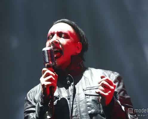 マリリン・マンソン『サマソニ』で聖書を燃やして客席ウォーク 圧倒的演出で会場を沸かす<SUMMER SONIC 2015>