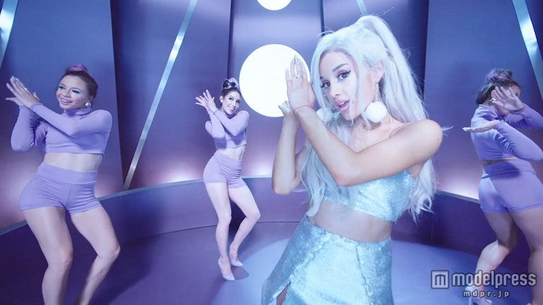 アリアナ・グランデ“プラチナヘア”でイメージ一新　特技の開脚も