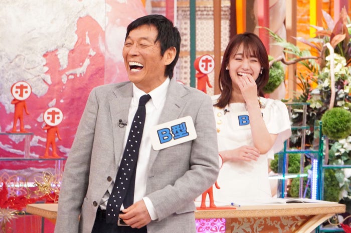 明石家さんま、井上清華アナウンサー(C)フジテレビ