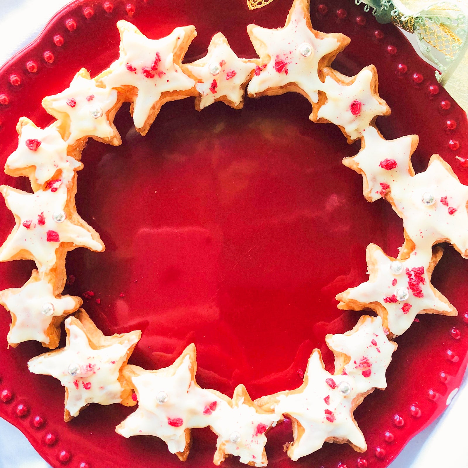 手順4：溶かしておいたホワイトチョコレートを塗り、トッピングをすれば完成／画像提供：柏原歩