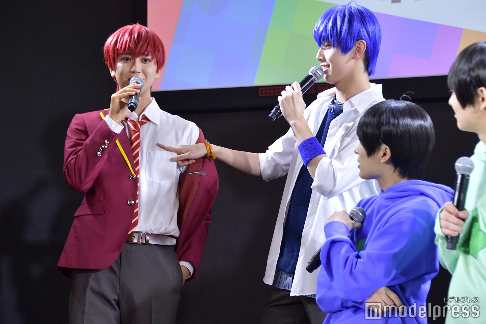 ムチャブリに応じた草地稜之、中本大賀（C）モデルプレス