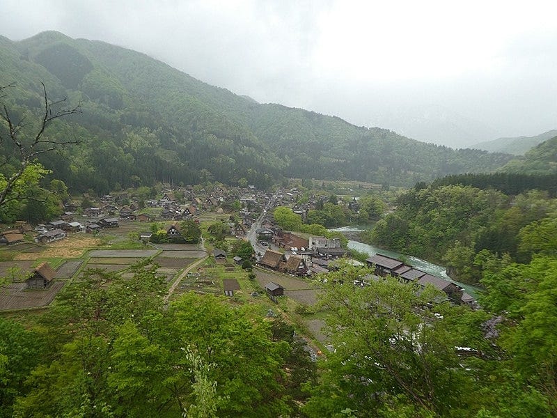 合掌造りの家が建ち並ぶ白川郷を見下ろす。 まさに日本の農村の原風景と言えるでしょう（2018年5月撮影）
