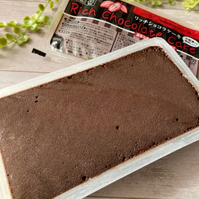 蓋を開けた業務スーパーのリッチショコラケーキ