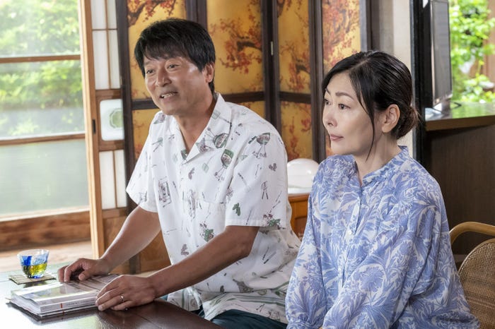 寺脇康文、中山美穂/「魔法のリノベ」第1話より(C)カンテレ