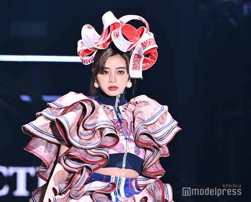 池田エライザ、美ウエストちらり 個性派ルック着こなす【TGC2025S/S】