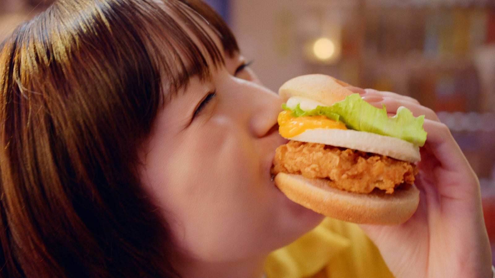 新TVCM とろ～り月見バーガー「たまごが大暴れ」篇／提供画像