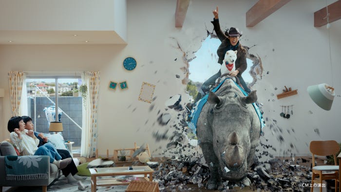 (右)反町隆史/ソフトバンク新ウェブCM「スマホデビュー祭 お宅訪問」篇(提供写真)