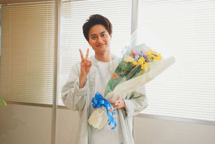 小島健「こんばんは、朝山家です。」(C)ABCテレビ