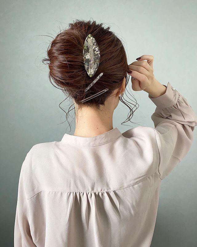 簡単だけど垢抜けるロングヘアのまとめ髪スタイル 不器用さんもコレでおしゃれに モデルプレス