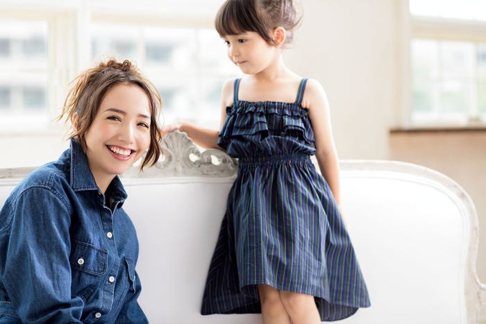 左から)妊娠、出産、子育てを語った豊田エリー、スキリッパ スミレ(画像提供:セブン&アイ出版)