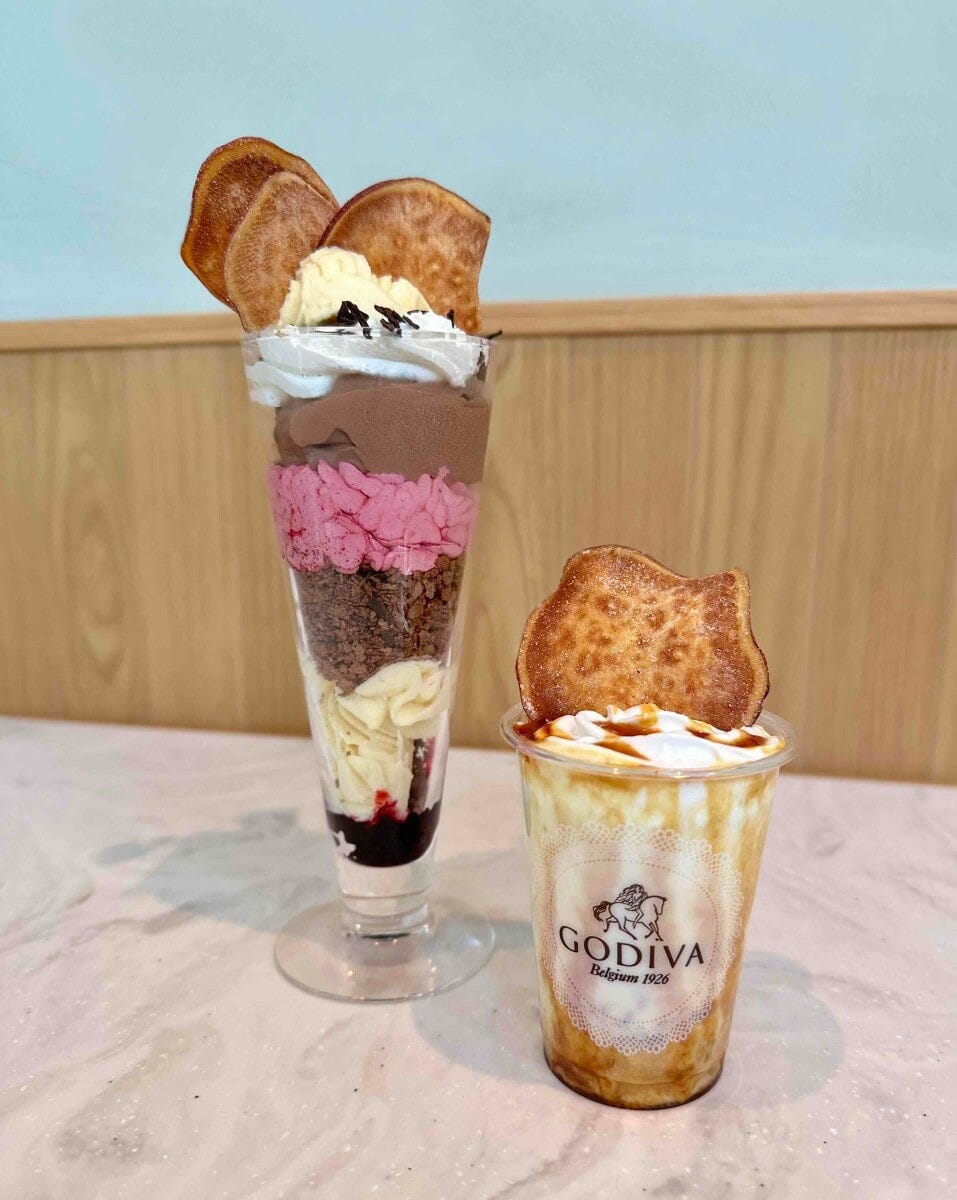 左:スイートポテトとカシスのチョコレートパフェ(税込1700円)、右:デザートドリンク