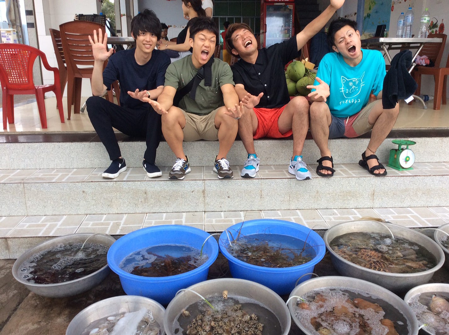 撮影の合間のオフショット／「あいのり：Asian Journey」（C）フジテレビ