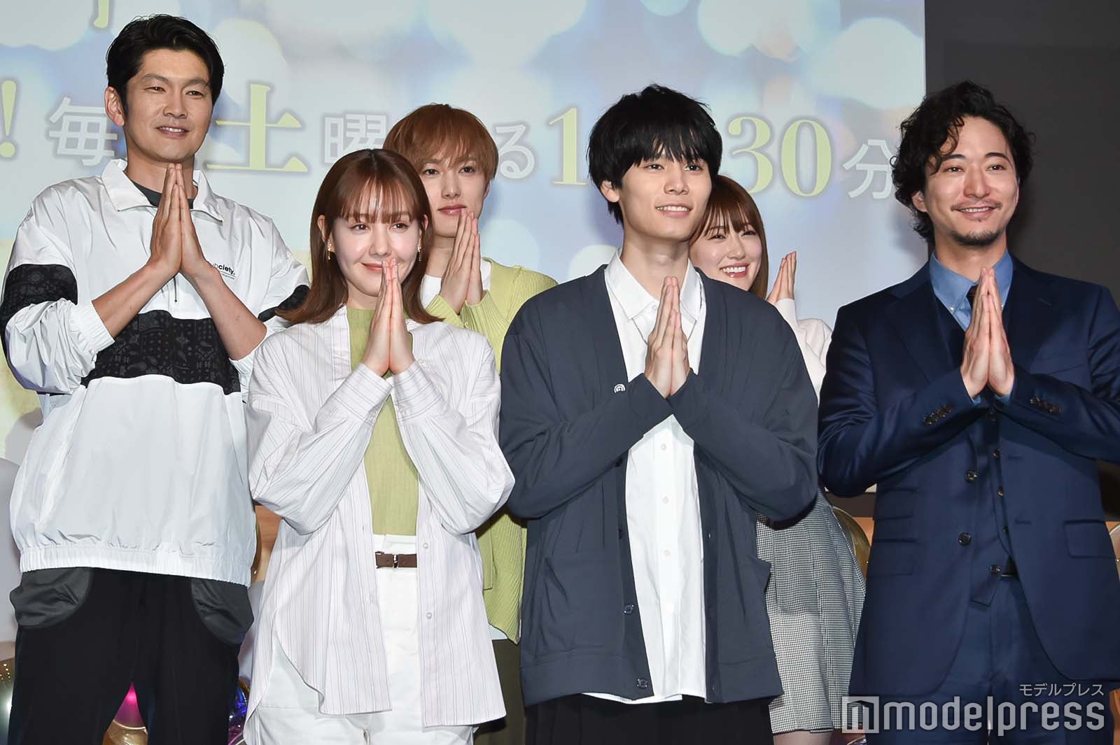 “いただきます”ポーズのキャスト／（後列左から）尾崎匠海、樋口日奈、（前列左から）トリンドル玲奈、萩原利久、浅香航大（C）モデルプレス
