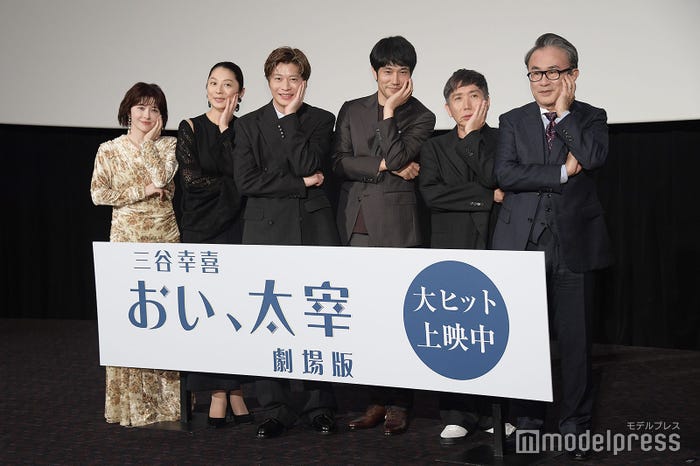 みんなで太宰ポーズ(左から)宮澤エマ、小池栄子、田中圭、松山ケンイチ、梶原善、三谷幸喜氏(C)モデルプレス