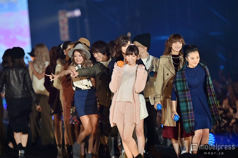 西野七瀬（中央）