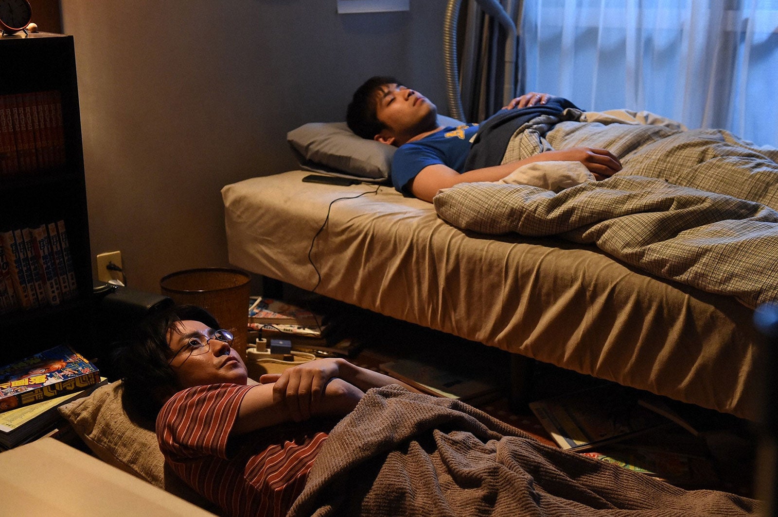 藤原竜也、三浦貴大／『リバース』第5話より（画像提供：TBS）