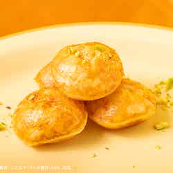 グラブジャムン風デザート(C)臼井儀人/双葉社・シンエイ・テレビ朝日・ADK 2025