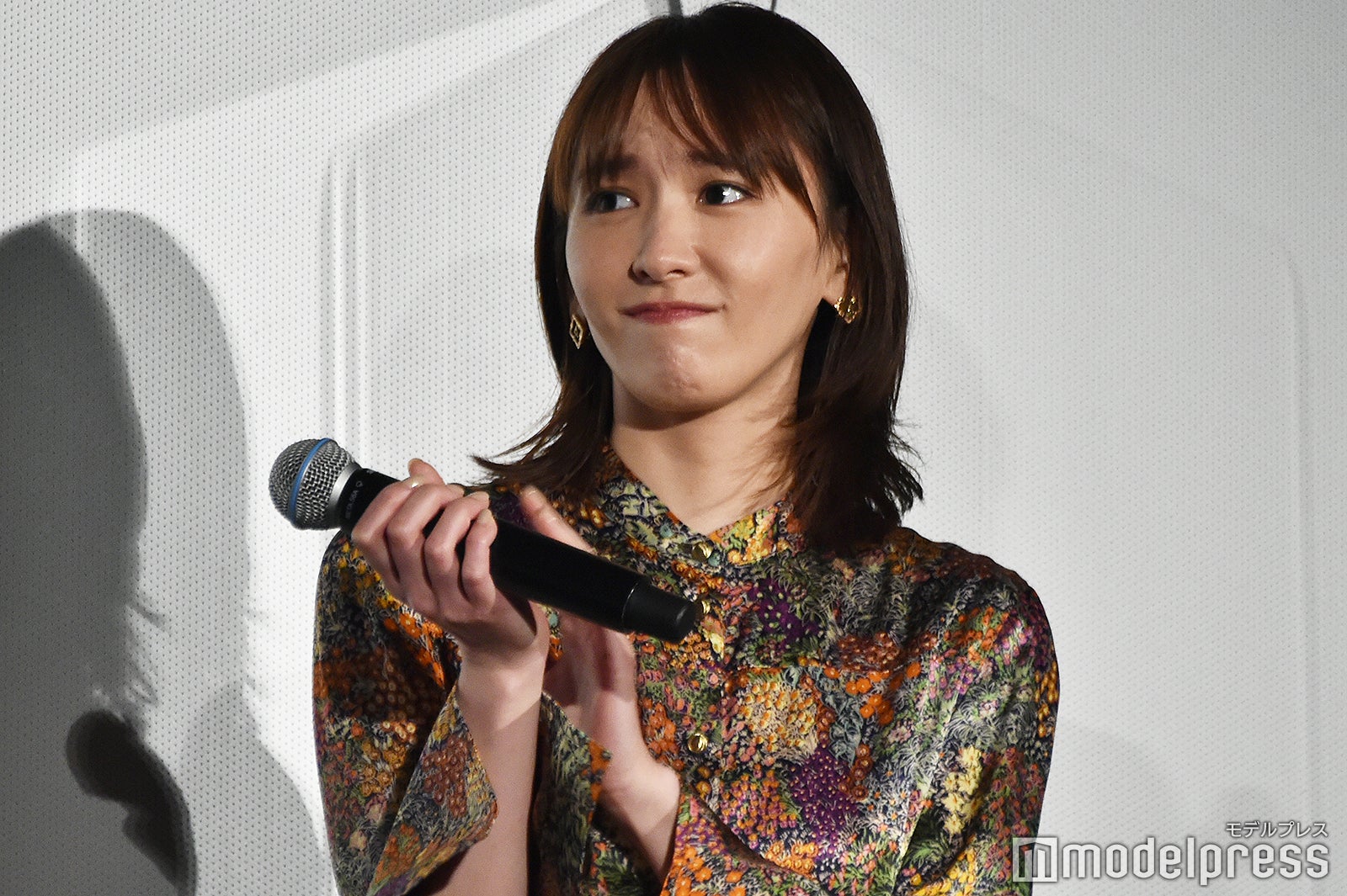 涙をこらえている様子の新垣結衣（C）モデルプレス