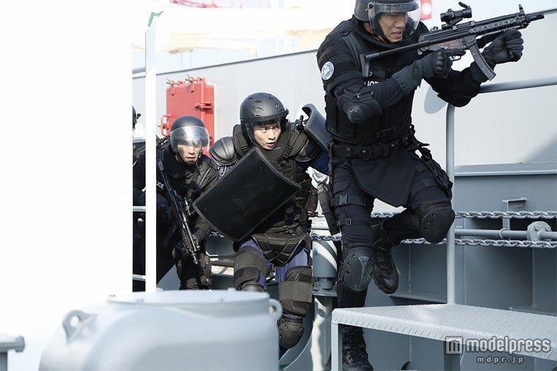 向井理（中央）／（C）2015「S-最後の警官- 奪還 RECOVERY OF OUR FUTURE」製作委員会（C）小森陽一、藤堂裕／小学館