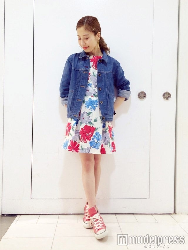 大花柄ワンピの引き締め役として／画像提供：STAFF SNAP