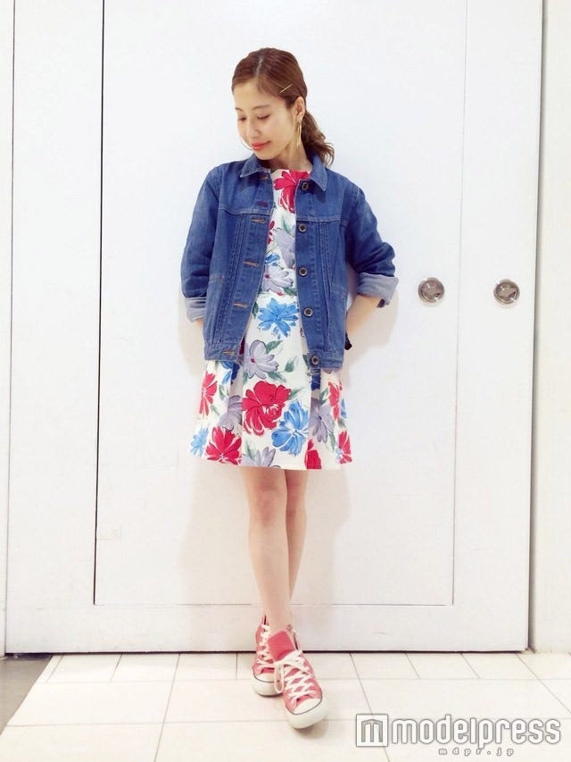 大花柄ワンピの引き締め役として/画像提供:STAFF SNAP