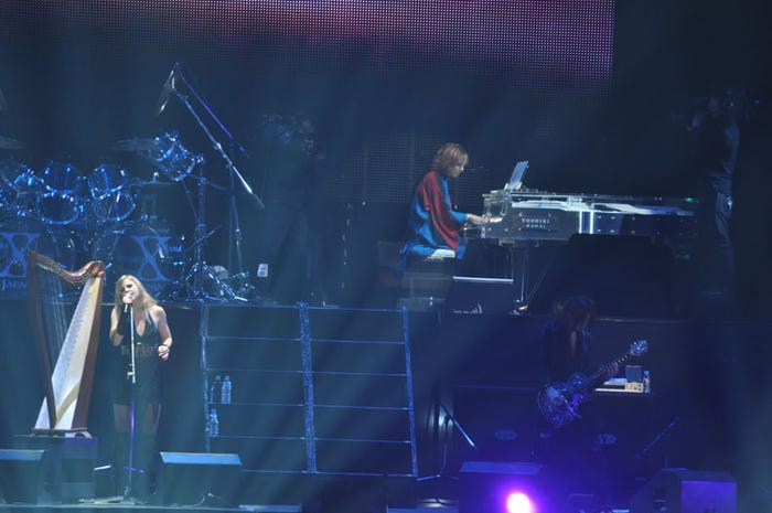 Violet UK(YOSHIKIは着物でピアノを奏でる)