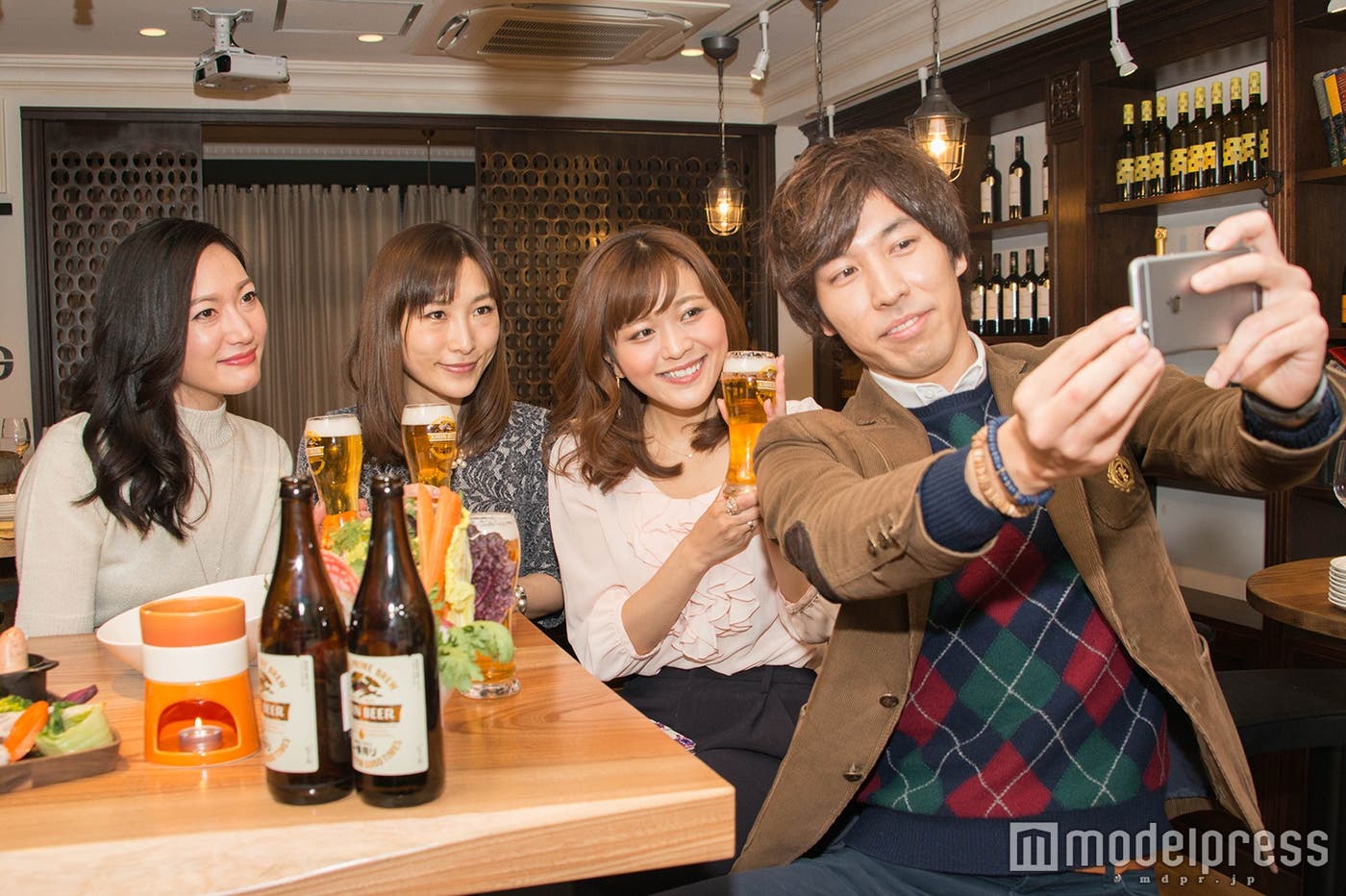 同窓会カメラで記念撮影 (C)モデルプレス