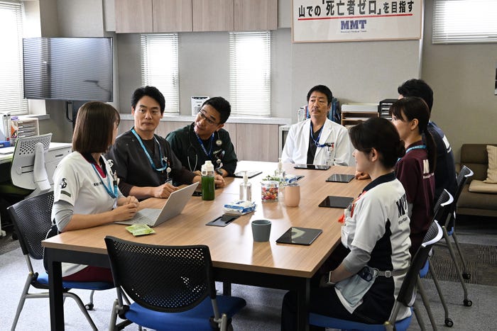 (左から)トラウデン直美、近藤公園、八嶋智人、大森南朋、宮澤エマ、岡崎紗絵、杉野遥亮「マウンテンドクター」第8話より(C)カンテレ