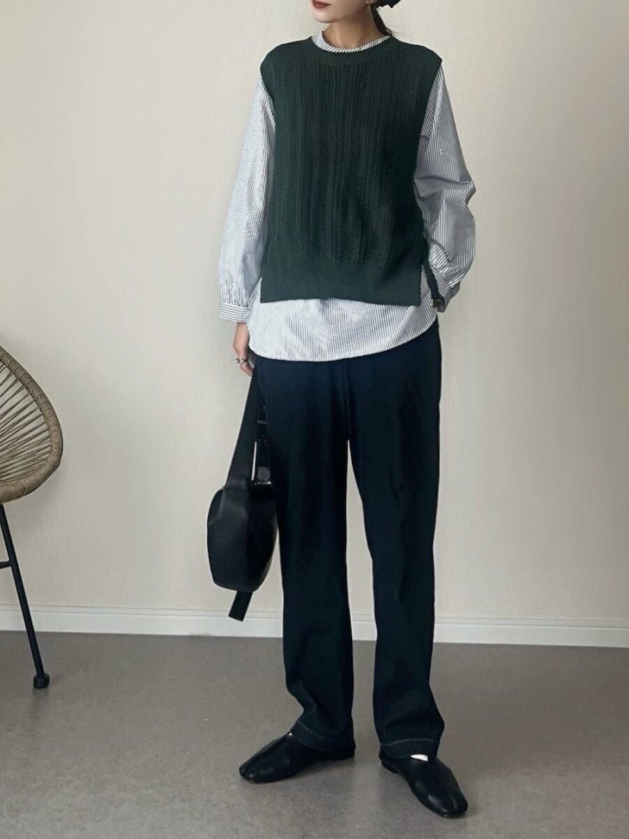 2026春シフト大人女性ストライプシャツニットベストレイヤードコーデ